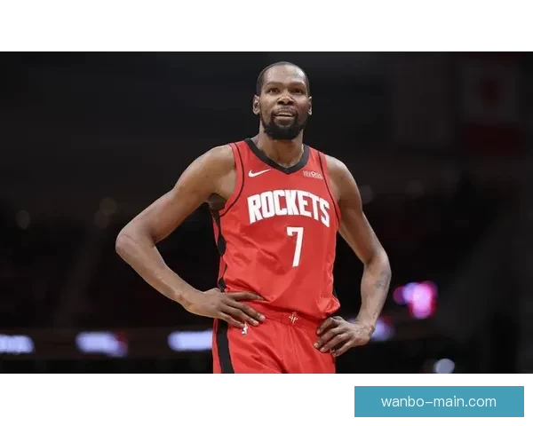 开心庆祝！火箭队更衣室泼水祝贺杜兰特 乌度卡将比赛用球交给阿杜